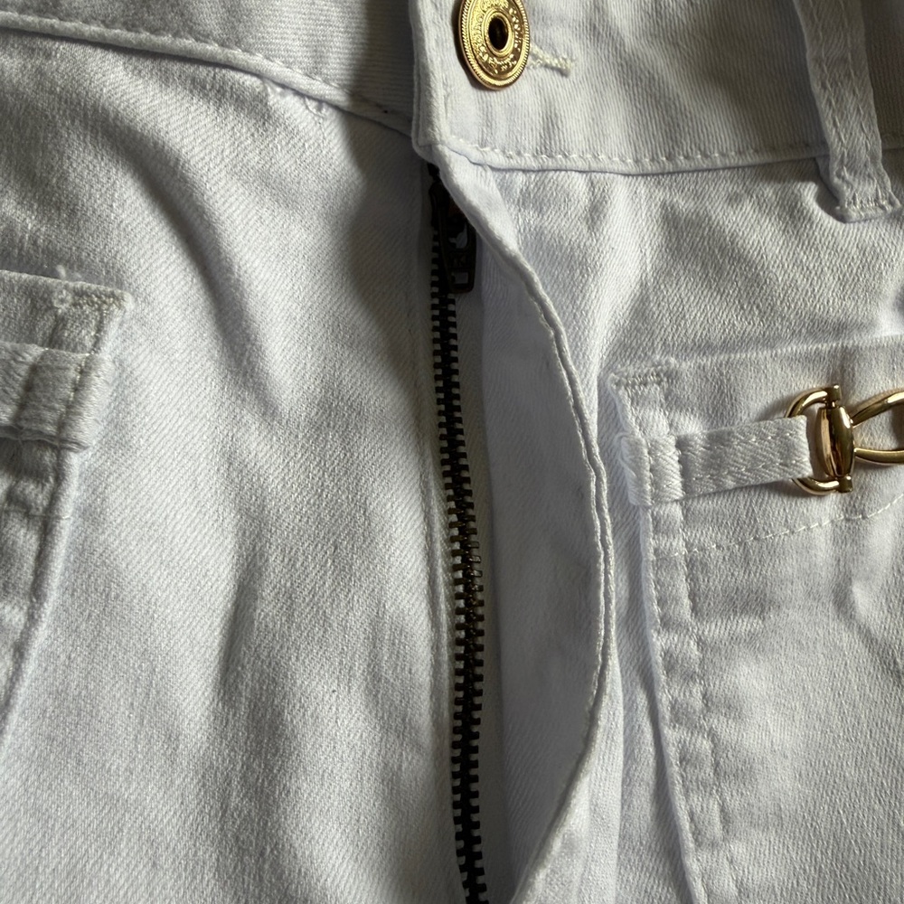 Camila Coehlo- White Cropped Ankle Jeans with Gold Tone Chain Accent- Size 8 - Picture 3 of 9